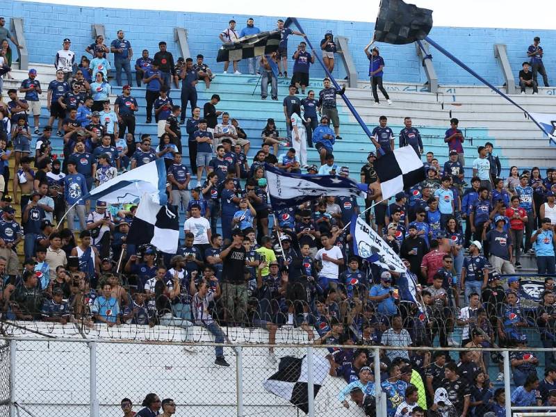 Aficionados del Motagua en el sector de sol norte ya dentro del estadio Nacional.