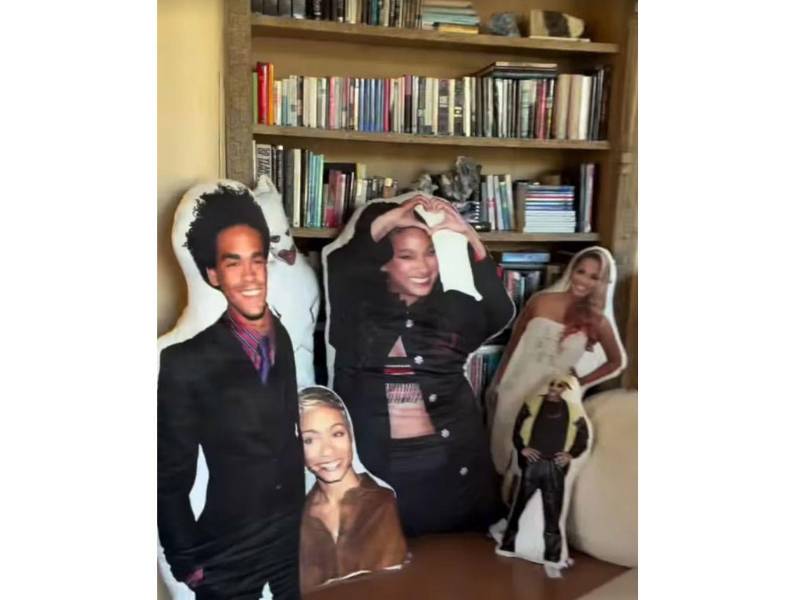 Así se ven las almohadas con las figuras familiares que regaló el actor a su esposa.