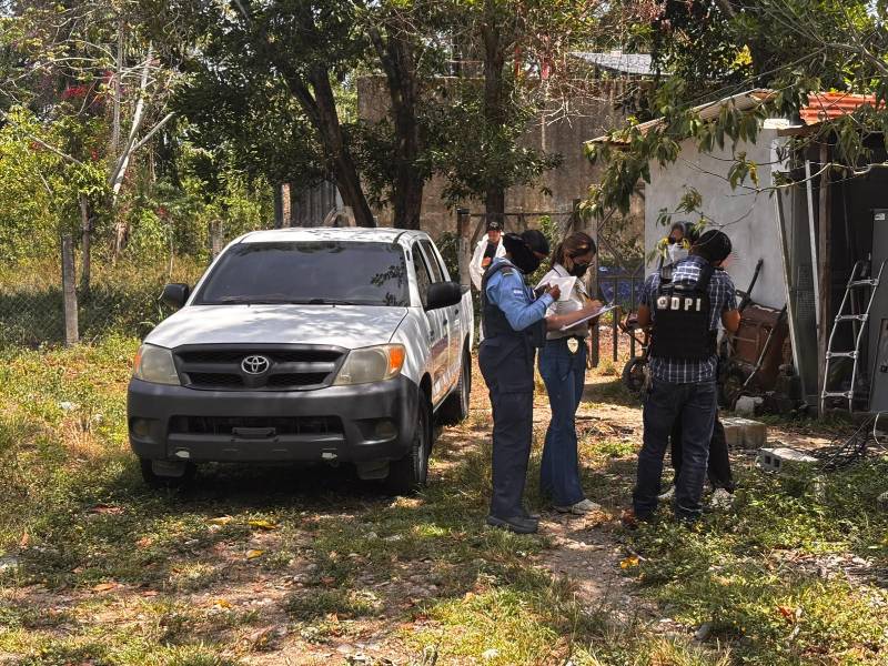 En los alrededores de la vivienda del galeno jubilado Juan Carlos Andrade, se recogieron evidencias para esclarecer el crimen.
