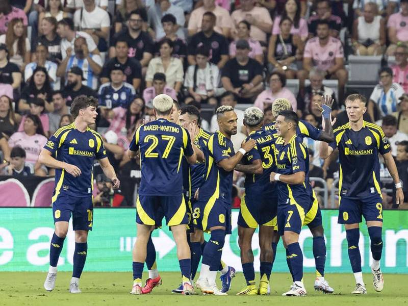 Andy Nájar y sus compañeros celebrando uno de los goles del Nashville contra el Inter Miami.