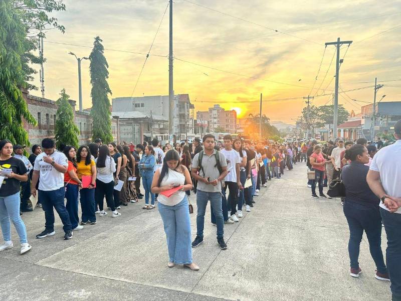 Jóvenes se forman en fila para ingresar a Unah campus Cortés y realizar su prueba de admisión.