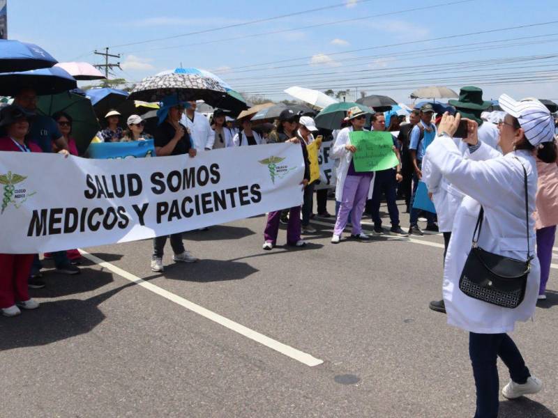 Los médicos presionaron con protestas en varios puntos del país. También mantuvieron asambleas informativas en reclamo a pagos de salarios atrasados y el reintegro de compañeros despedidos, a su juicio, sin justificación.