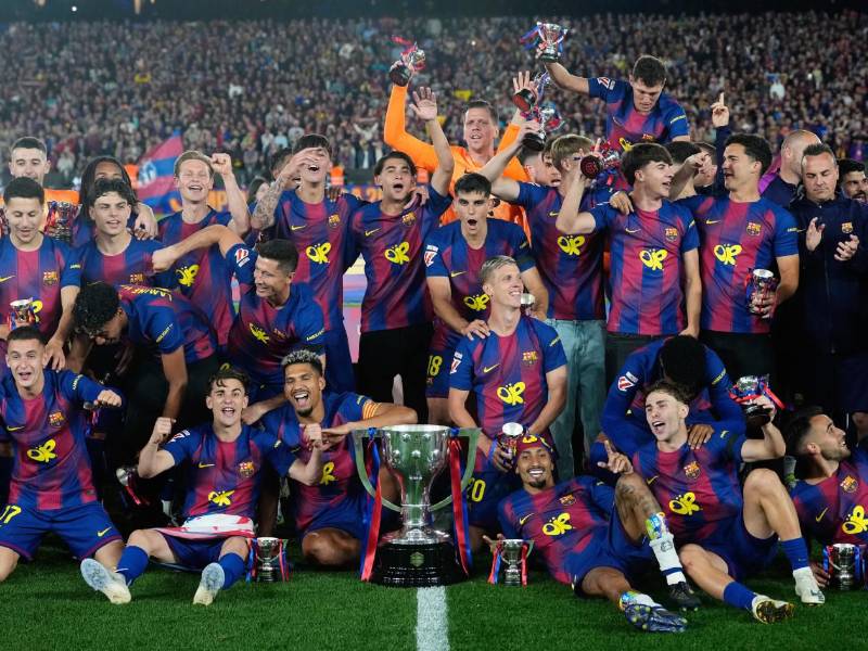 Los jugadores del FC Barcelona celebran el título de Liga .