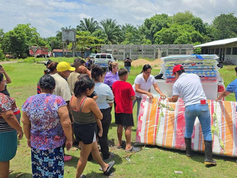 Personal municipal entregó víveres y colchonetas a las familias de los excampos afectados con las llenas.
