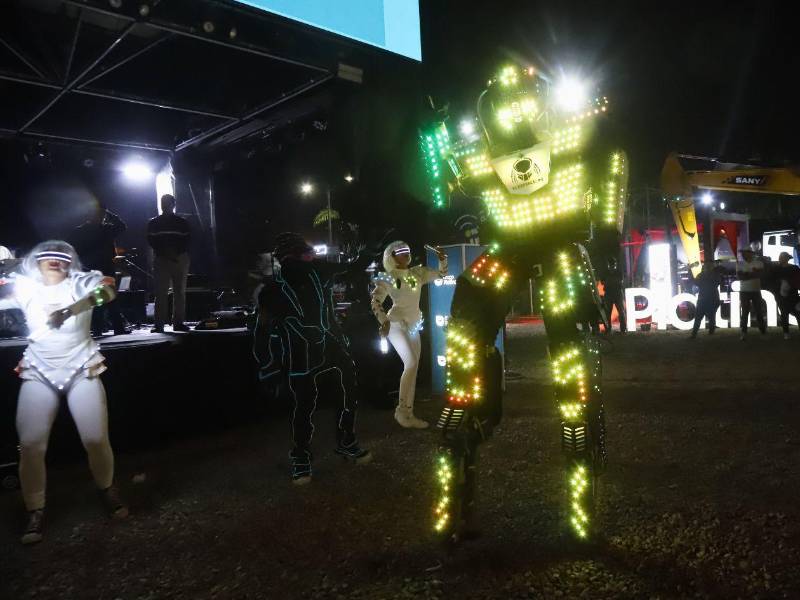 El evento de lanzamiento de los camiones Sinotruk contó con un show de robos led y música electrónica.