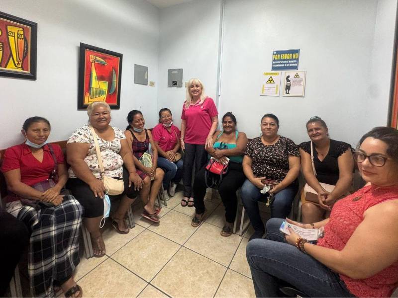 Un grupo de mujeres se reune con una de las coordinadoras de Listones de Amor.