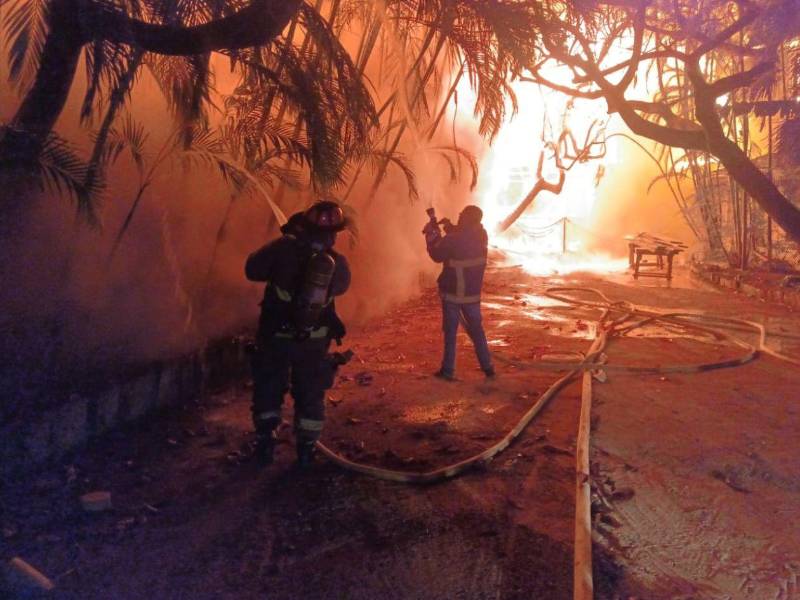 El trabajo de los bomberos se prolongó durante más de seis horas.