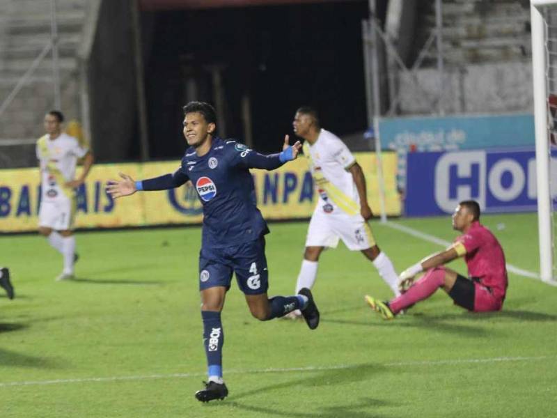 Luis Vega celebrando su gol que dio el empate transitorio al Motagua 1-1 ante Génesis.