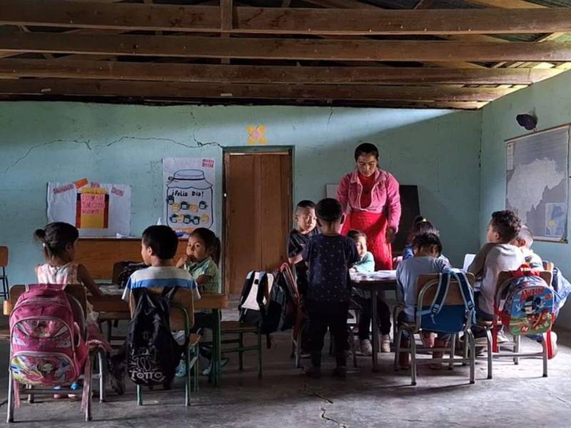 Docentes recibirán aumento de hasta 2,000 lempiras mensuales desde mayo, tras acuerdo con autoridades de Educación.