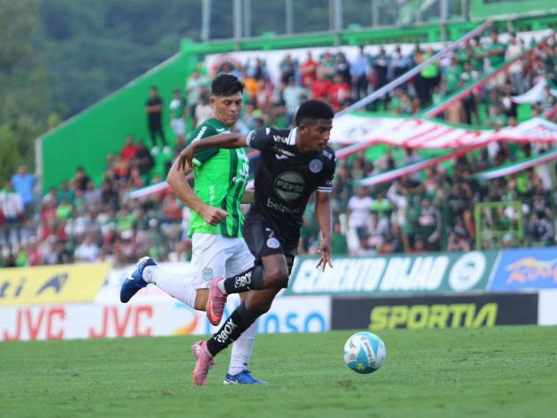 Jorge Serrano siendo perseguido por Francisco 'Chelito' Martínez.