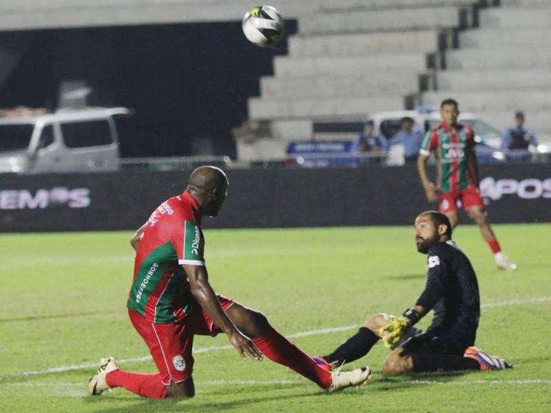 Edrick Menjívar evitó el gol de Juan Anangonó en este mano a mano.