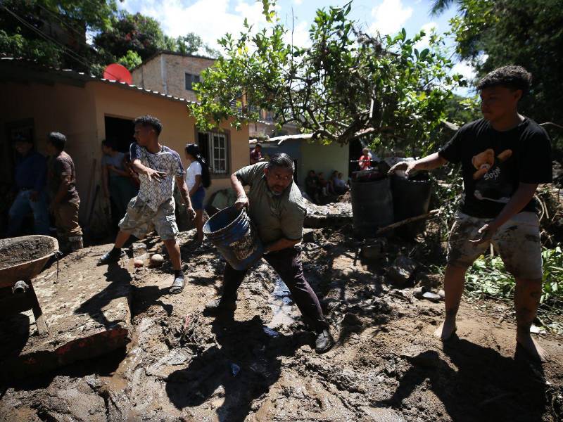 Familias enteras en la aldea Río Abajo de la capital claman por ayuda solidaria tras perder todo.
