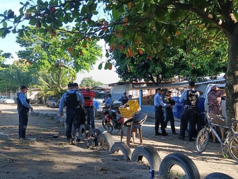 Agentes policiales haciendo registros en barrios y colonias de la Rivera Hernández.