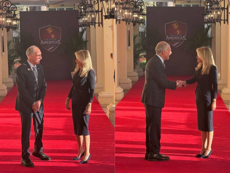 Asfura es recibido por una diplomática estadounidense en Miami, sede del encuentro.