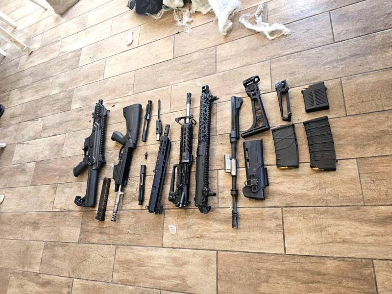 A los detenidos les decomisaron cuatro fusiles con sus cargadores y municiones.