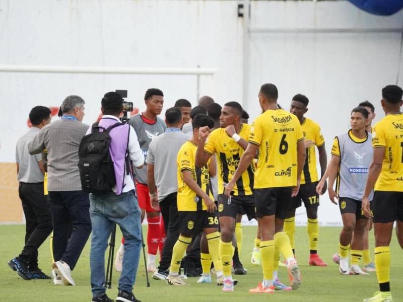 Jugadores del Real España celebraron con euforia el triunfo ante Marathón.