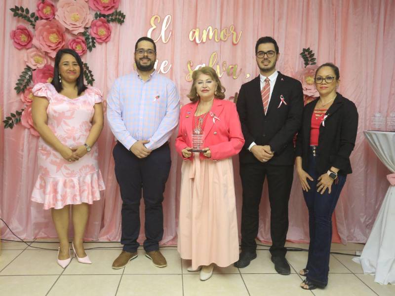 La vicealcaldesa Maritza Soto, el doctor Gabriel Paredes y Claudia Alfaro participaron en el evento, donde se entregaron reconocimientos a las instituciones que apoyan las actividades de la Liga Contra el Cáncer.