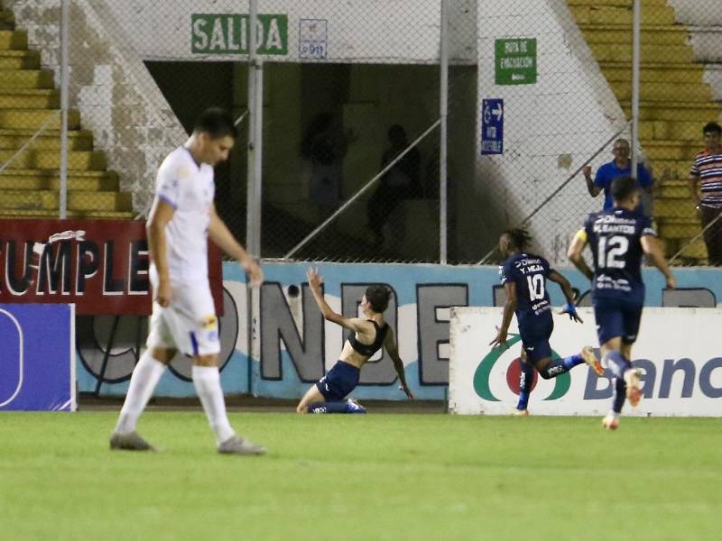 Mathías Vásquez enloqueció tras anotar el gol del tirunfo ante Victoria y se quitó la camiseta en la celebración.
