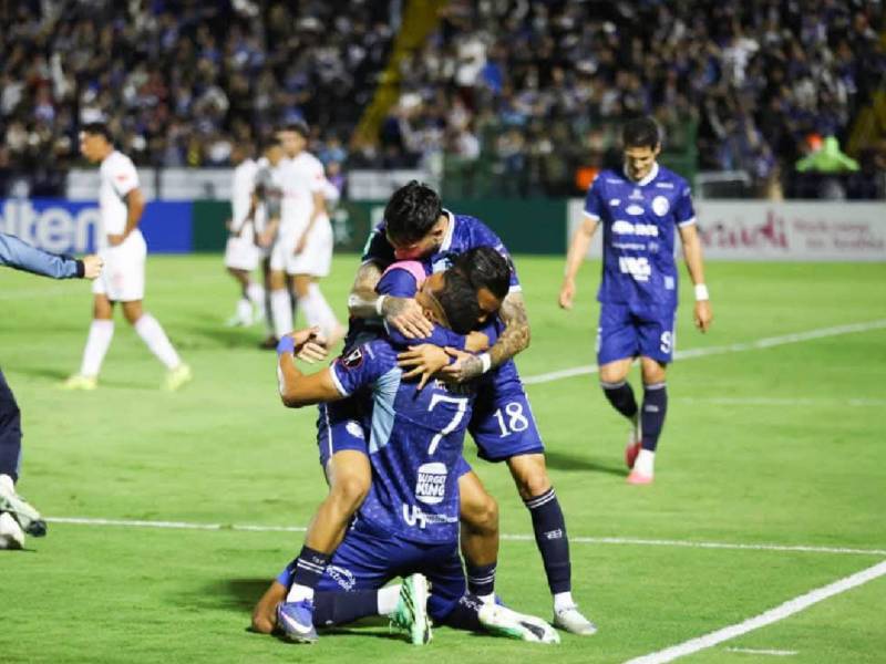 Jugadores del Cartaginés celebrando el gol marcado ante Olimpia.