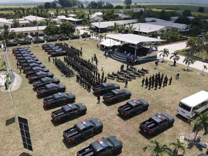 Las 60 radiopatrullas, motocicletas y una ambulancia fueron entregadas en San Pedro Sula como parte del fortalecimiento logístico de la Policía Militar del Orden Público.