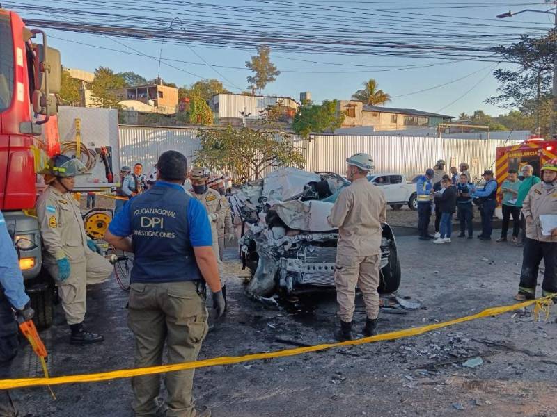 Así quedó la camioneta que impactó en la parte trasera de un camión estacionado en el anillo periférico de Tegucigalpa.