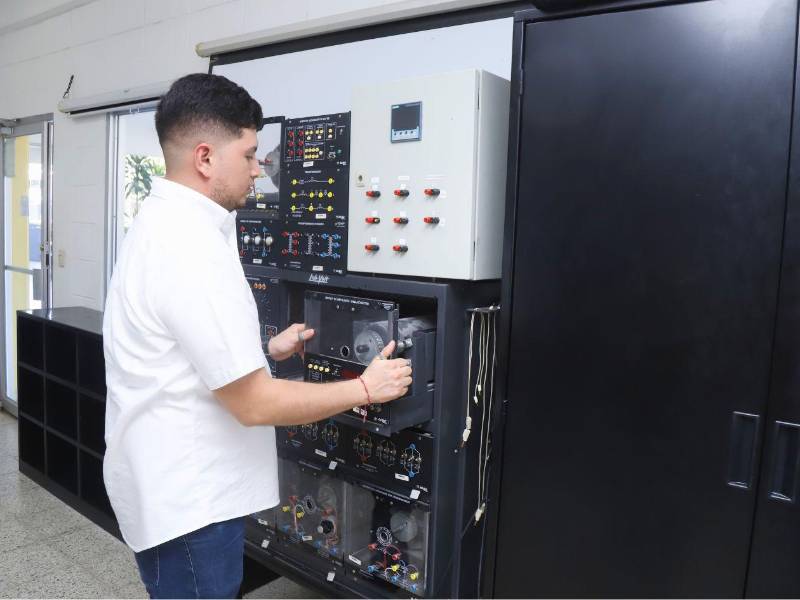 El ingeniero Fernando Rivera, encargado de los laboratorios del Hub de Ingeniería, explicó las actividades que los alumnos realizan en el laboratorio de Electrónica.