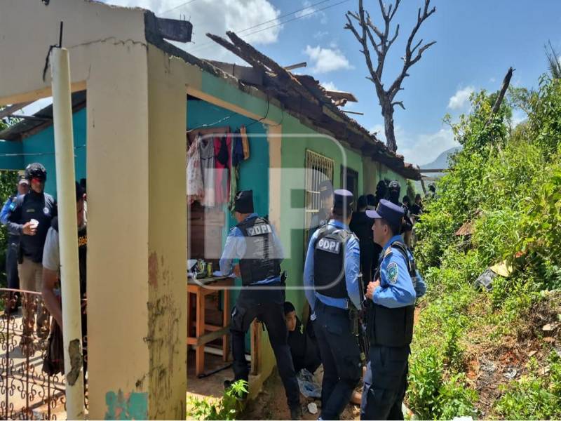 En el marco de las investigaciones para esclarecer el brutal crimen de cuatro primos ocurrido el 17 de julio, agentes de la Policía Nacional ejecutaron un operativo de allanamiento en la colonia Las Mercedes de La Ceiba.