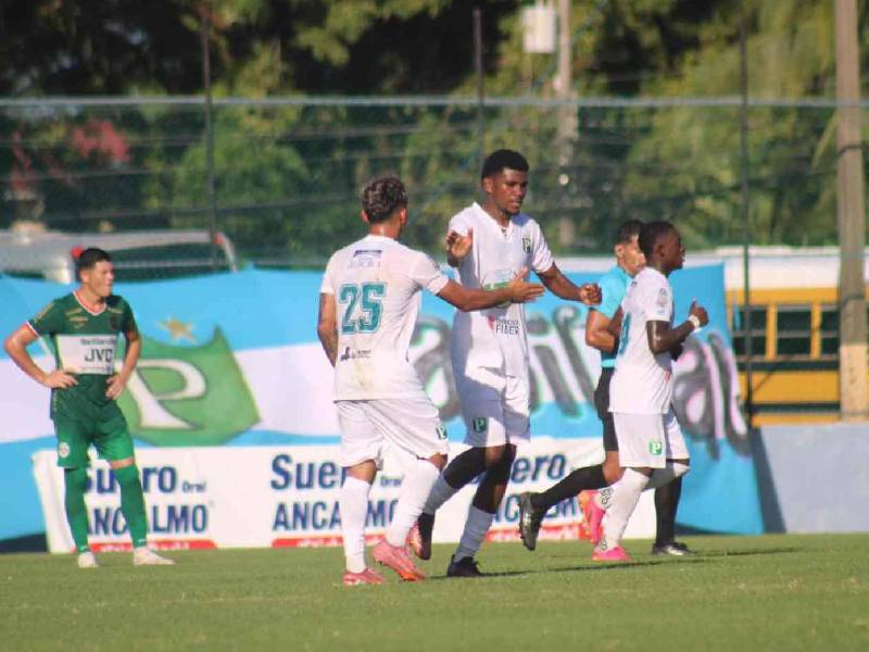 Platense está doblegando a Marathón en el el Estadio Excélsior.