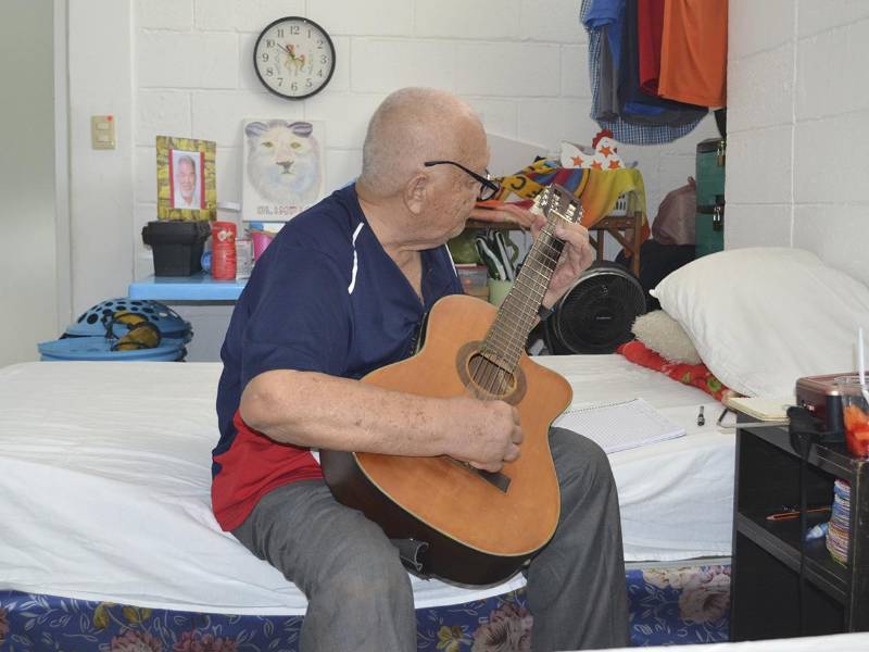 Los adultos mayores residentes en la Casa Hogar Perpetuo Socorro se mantienen activos realizando diferentes tipos de actividades.