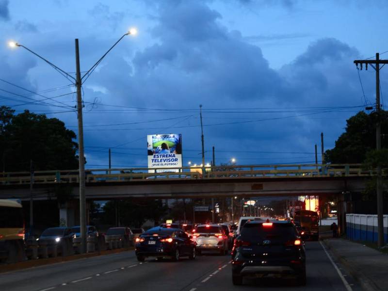 Las labores de instalación y mantenimiento de luminarias proseguirán en diferentes puntos de la ciudad como parte del plan de recuperación.