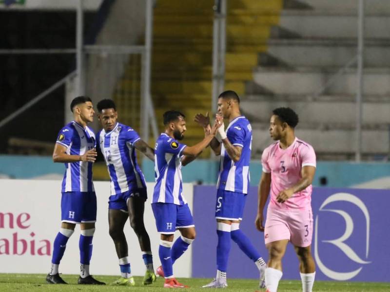 Jugadores de Honduras celebrando el gol anotado por el extremo ofensivo Luis Palma.