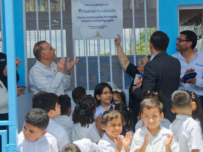 Representantes de Fundación Ficohsa y del centro educativo participaron en la inauguración.