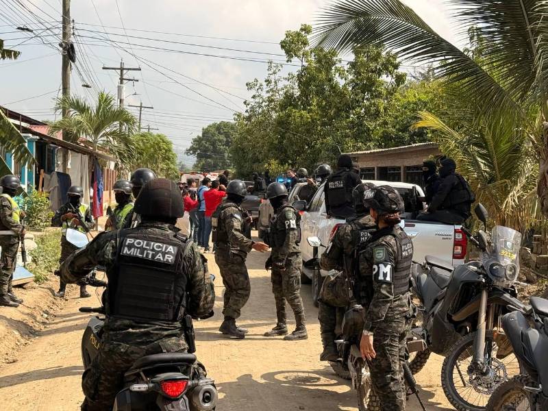Policías militares durante un operativo en el sector Planeta, San Pedro Sula.