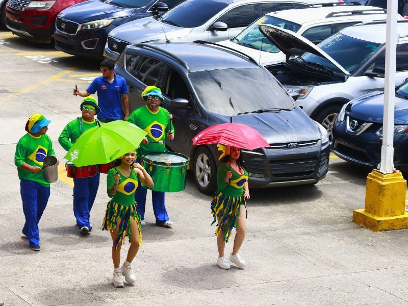 Música y baile se vive en Creditón Mundialista para que las familias disfruten de la feria de autos.