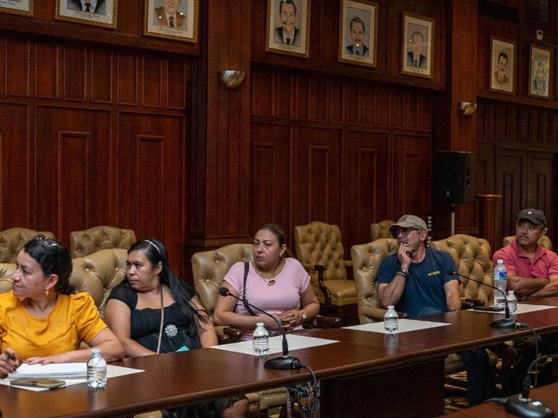 Miembros de los patronatos de las comunidades de El Merendón asisten a una reunión con el alcalde Roberto Contreras en el Salón Consistorial.