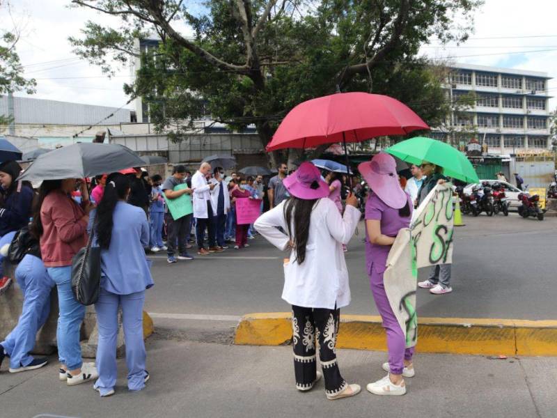 Los médicos mantienen las asambleas informativas en todo el país mientras exigen el pago de salarios atrasados y el reintegro de los especialistas que aún permanecen fuera del sistema.