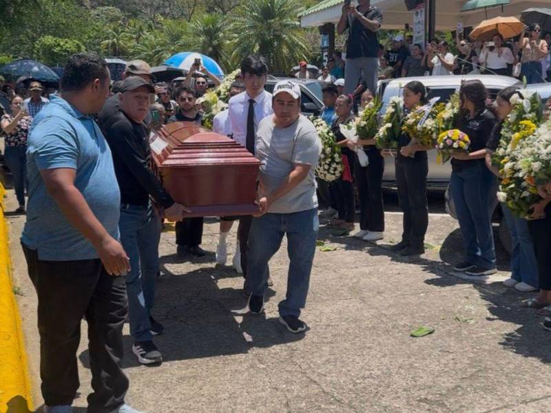 Familiares, alumnos y amigos del docente Víctor Fiallos Paz le dieron ayer el último adiós en un cementerio sampedrano.