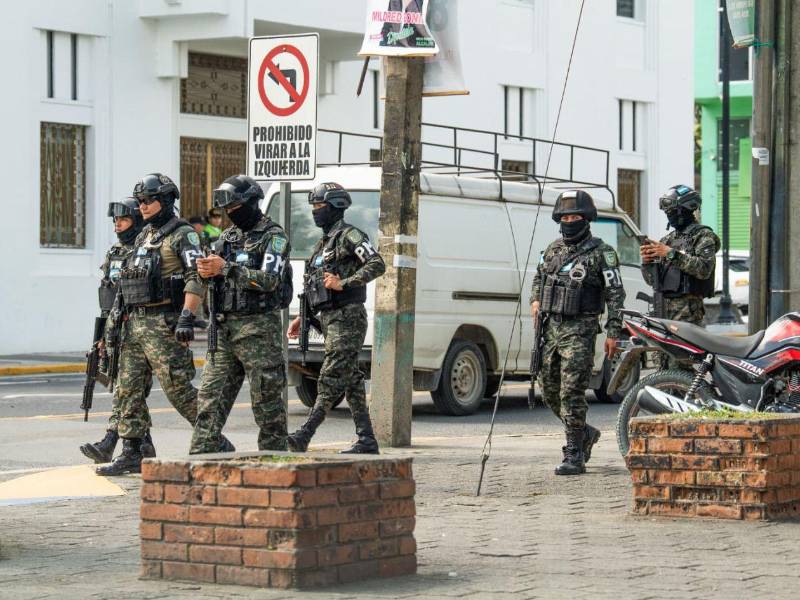 Las Fuerzas Armadas mantienen patrullajes móviles en barrios, colonias y zonas comerciales de San Pedro Sula para reforzar la seguridad.