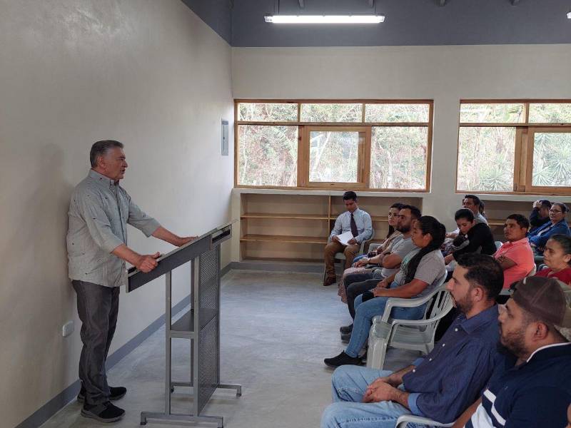 El pastor Evelio Reyes<i> </i>junto a padres de familia.