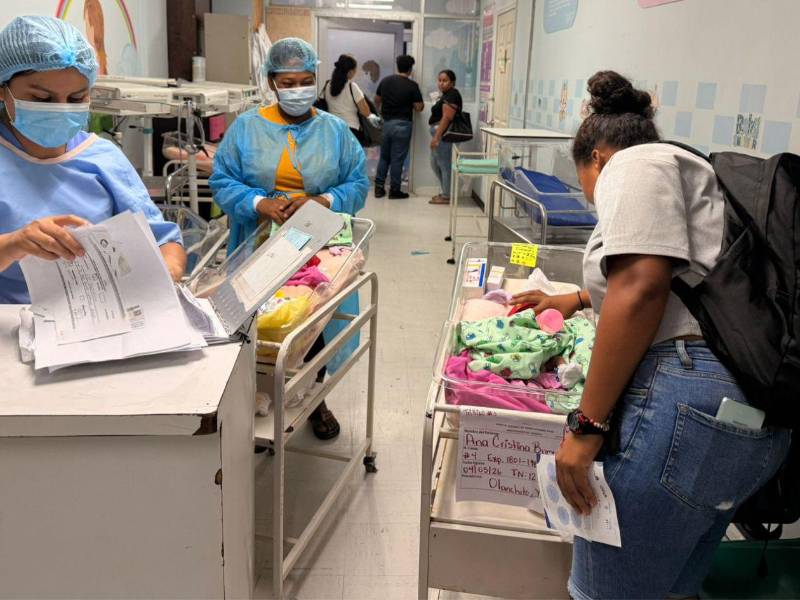 Ana Cristina Burgos y su hija reciben indicaciones sobre el cuidado de los bebés por parte de personal del hospital mientras les daban el alta médica.