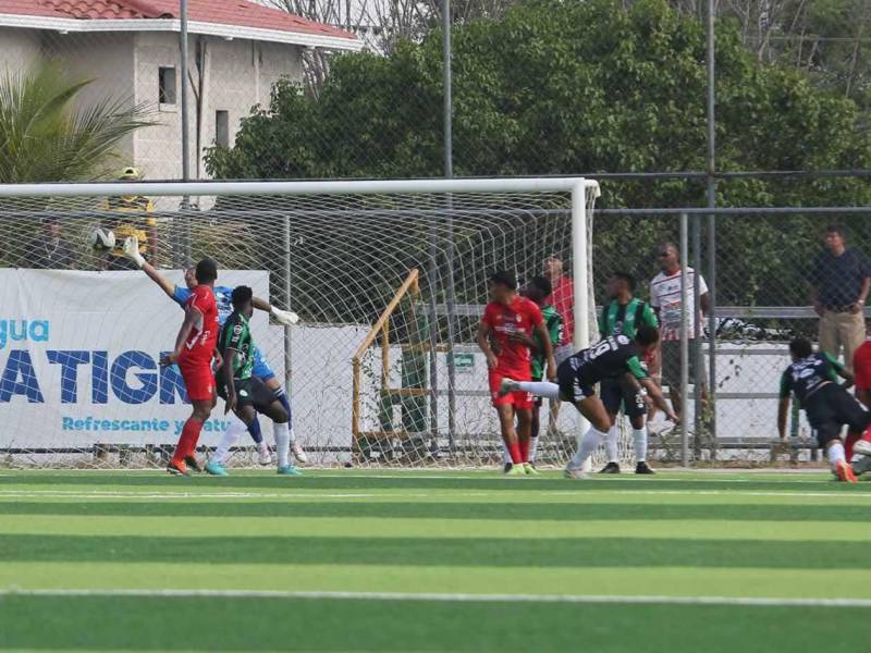 La gran tapada de Denovan Torres tras cabezazo de Deyron Martínez.