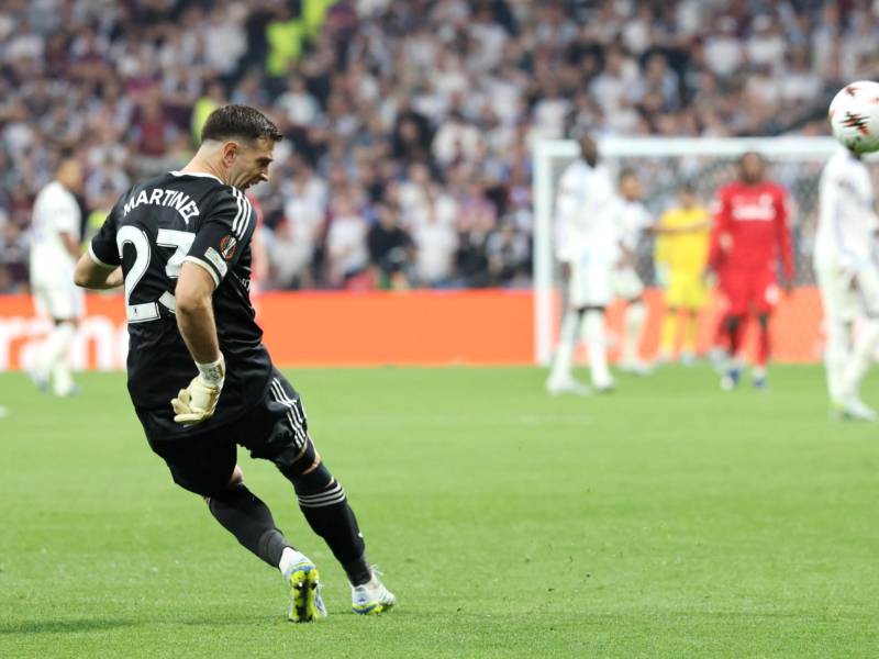 Emiliano Martínez como portero del Aston Villa se consagró campeón.
