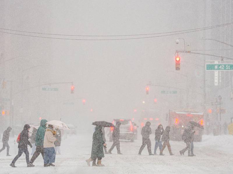 Una intensa e histórica nevada afecta amplias zonas de Estados Unidos, provocando interrupciones en el transporte, cortes de energía, cancelación de clases, retornando a la virtualidad, en varias ciudades, especialmente en regiones del noreste y el medio oeste del país.