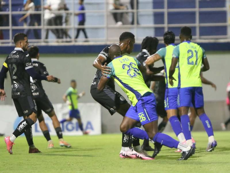 Olancho FC recibe al Motagua en el estadio Juan Ramón Brevé Vargas.