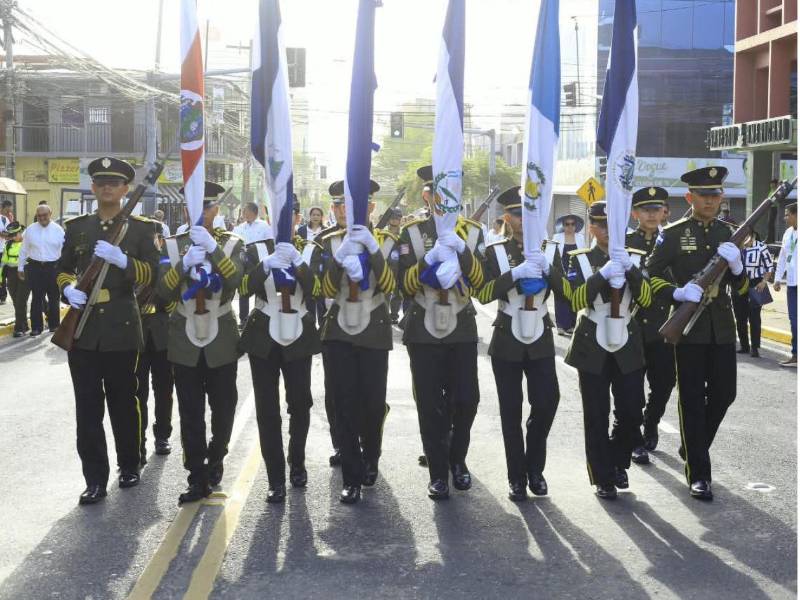 Un pelotón de cadetes encabeza los desfiles cívicos militares, portando el Pabellón Nacional y las banderas de los países de Centroamérica, como símbolo de la unidad y el patriotismo en la celebración de las fiestas patrias. Fotografía: Moisés Valenzuela.