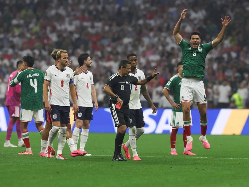 El árbitro expulsó al defensa inglés Jarell Quansah y los mexicanos celebraron la decisión.
