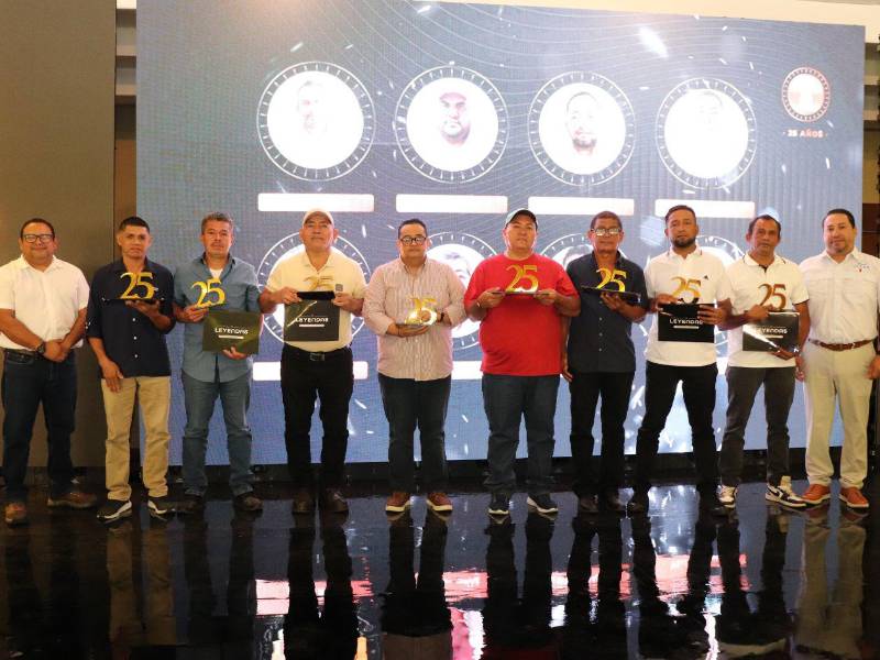 Toda una vida de trabajo, disciplina y constancia definen a este grupo de trabajadores de San Pedro Sula que fueron premiados por sus 25 años en la empresa.