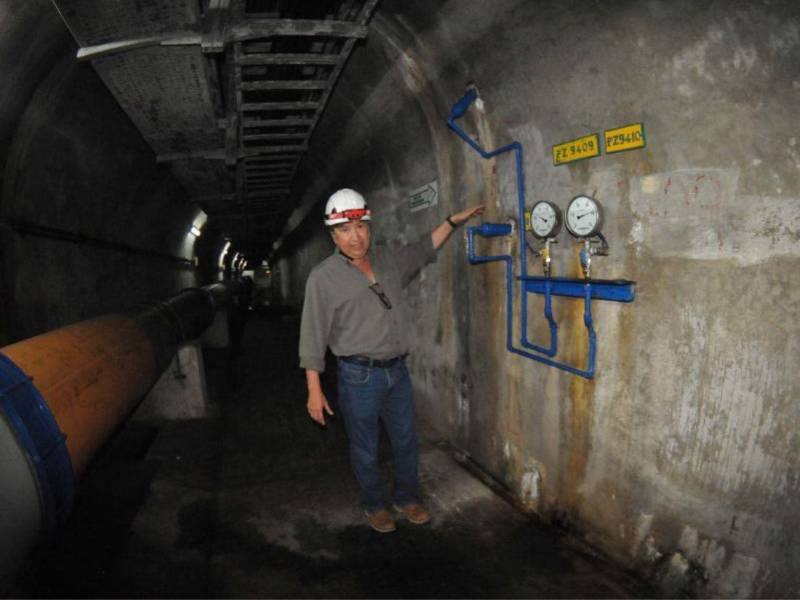 La central hidroeléctrica El Cajón opera con cuatro unidades principales de generación, cada una con capacidad de 75 megavatios.