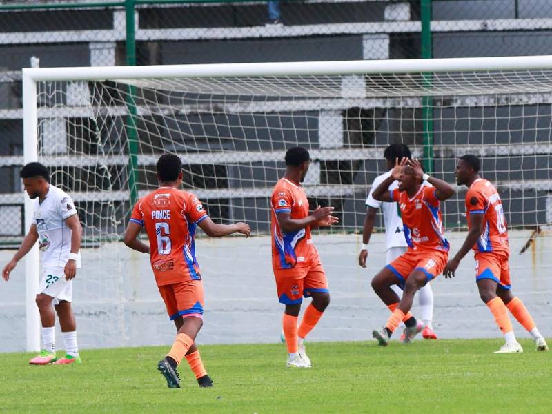 El festejo de Daniel Carter Bodden tras marcar el primer gol de partido para UPN ante Platense.