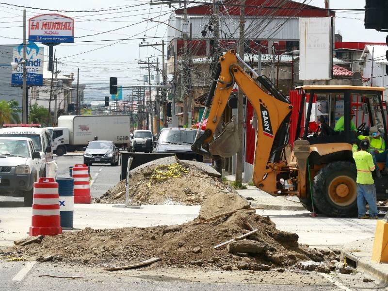 En la intersección de la 7 calle y 8 avenida del centro de San Pedro Sula continúan los mantenimientos